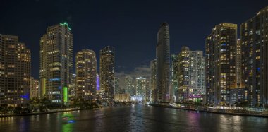 Florida, ABD 'nin Miami Brickell semtindeki yüksek gökdelen binalarının yukarıdan görüntüsü. Amerikan megapolis 'i ve geceleri finans bölgesi..