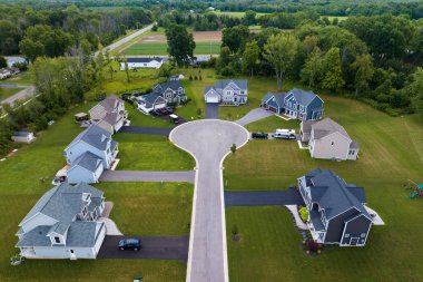 Rochester, New York yerleşim bölgesindeki büyük özel evlerin havadan görüntüsü. Amerikan banliyölerinde emlak gelişimine örnek olarak yeni aile evleri.