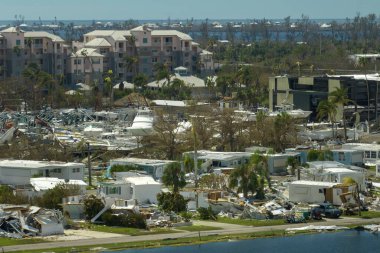 Doğal afet sonuçlarının havadan görünüşü. Florida yerleşim bölgesindeki Ian kasırgası yüzünden ağır hasar görmüş..