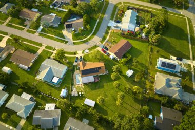 Florida 'nın sakin yerleşim bölgesinde yeşil palmiye ağaçları arasında özel evleri olan küçük bir Amerikan banliyö manzarası..