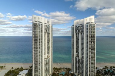 Atlantik Okyanusu kıyısındaki lüks otelleri ve apartmanları olan Sunny Isles Beach şehrinin hava manzarası. Güney Florida 'daki Amerikan turizm altyapısı.