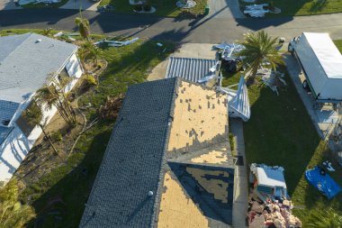 Florida 'daki taşınabilir evleri kasıp kavuran güçlü rüzgârlı banliyö evleri. Doğal afetin sonuçları..