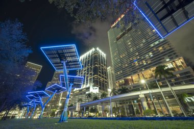 Miami 'nin şehir merkezinde sokak aydınlatması ve güvenlik kameraları için metal direklere monte edilmiş fotovoltaik paneller var. Modern megapolis 'in gelecekteki enerji kaynağı.