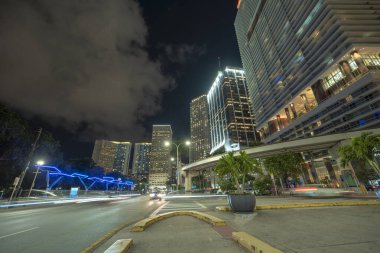 Miami Brickell 'in şehir merkezi, Florida, ABD. Günümüz Amerika 'sında yüksek gökdelen binaları ve caddeleri, araba yolları ve metro trafiğiyle aydınlık..