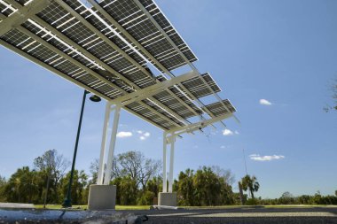 Park yerinin gölgelik çatısı olarak park halindeki elektrikli arabaların güneş panellerine rüzgar hasarı verildi. Fotovoltaik teknolojinin başarısızlığı kentsel altyapıya entegre edildi.