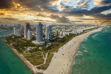 Miami Sahili 'nin panoramik manzarası. South Beach yüksek lüks oteller ve apartmanlar. ABD 'de seyahat hedefi.