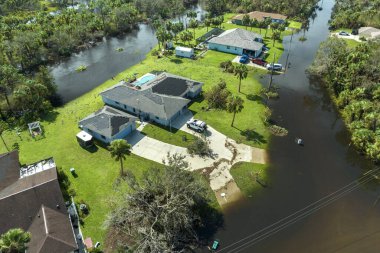 Etrafı Ian Kasırgası ile çevrili sel suları Florida yerleşim bölgesindeki evleri sarıyor. Doğal afetten sonra.