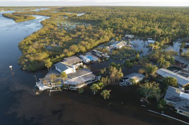 Kasırga yağış sularıyla çevrili Florida yerleşim bölgesindeki evleri. Doğal afetten sonra.