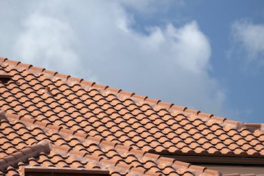 Florida 'daki bir apartmanın çatı döşemesi. Seramik kiremitlerle kaplı ev çatısının kapatılması.