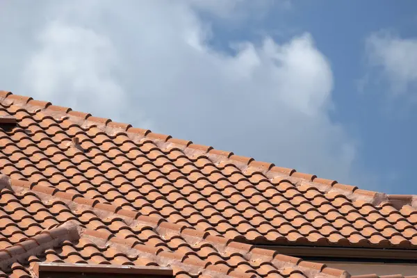 Florida 'daki bir apartmanın çatı döşemesi. Seramik kiremitlerle kaplı ev çatısının kapatılması.