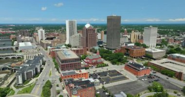 New York, Rochester 'daki şehir merkezinin hava manzarası. New York 'un kuzeyinde tarihi kuzeydoğu mimarisi olan şehir silueti.