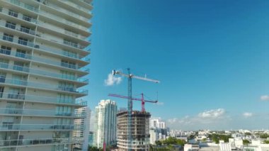 Amerikan kentsel bölgesindeki yeni yerleşim yerinin havadan görüntüsü. Miami, Florida 'da endüstriyel inşaat alanında vinçler. ABD 'de konut büyümesi kavramı.