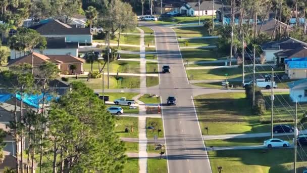 小さな町で車を運転する農村街道の交通の空中ビュー フロリダ州の静かな住宅地の私有の家を持つアメリカの郊外の風景 — ストック動画
