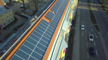 Linkoping yerleşim bölgesindeki güneş fotovoltaik panellerle kaplı İsveç apartmanının hava manzarası. Yenilenebilir elektrik gelişimi.