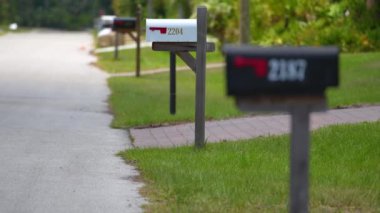 Florida 'daki Amerikan posta kutusu. Banliyö sokaklarının ön bahçesi..