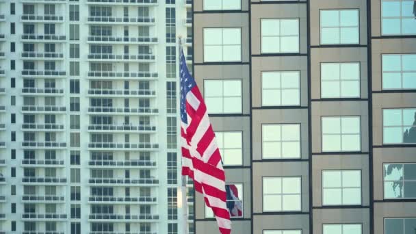 Американский Флаг Размахивающий Перед Горизонтом Майами Звезды Полосы Сша Высоты — стоковое видео