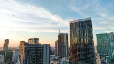 Akşamüstü iş dünyası finans bölgesi olan Amerikan megapolis 'i. Gün batımında ABD 'nin Florida kentindeki Miami Brickell semtindeki beton ve cam gökdelen binalarından görüntü.
