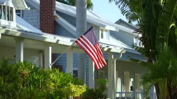 Amerykańska Flaga Narodowa Machająca Przed Domem Prywatnym Florydzie Widok Lotu — Wideo stockowe