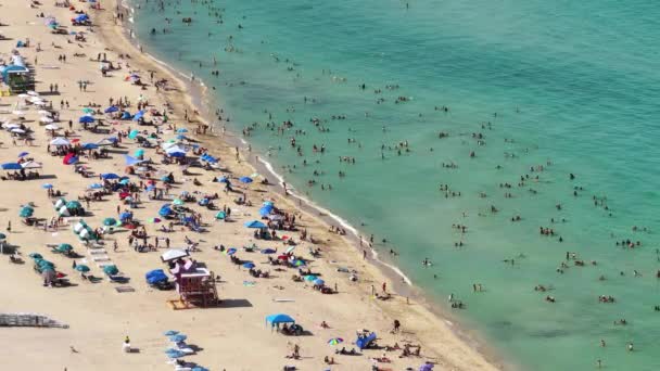 Praia Sul Lotada Miami Eua Muitas Pessoas Desfrutando Férias Tempo — Vídeo de Stock