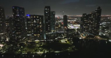 Miami Brickell 'in şehir merkezi, Florida, ABD. Modern Amerikan megapolis 'indeki yüksek deniz manzaralı gökdelen binaları..