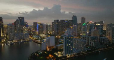 Miami Brickell 'in şehir merkezi, Florida, ABD. Modern Amerikan megapolis 'indeki yüksek deniz manzaralı gökdelen binaları..