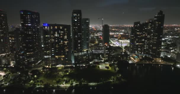美国佛罗里达州迈阿密Brickell市区 现代美国大都市高滨海摩天大楼的城市景观 — 图库视频影像