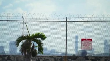 Koruyucu güvenlik çiti. Miami havaalanı pistini çevreleyen izinsiz giriş uyarısı yok. Havaalanı tesisinde güvenlik önlemleri.