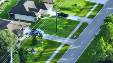Florida 'daki küçük Amerikan kasabasında trafik arabaları süren kırsal yol. Sakin yerleşim bölgesinde yeşil ağaçlar ve banliyö sokakları arasında özel evler.