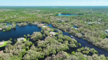 Etrafı Ian Kasırgası ile çevrili sel suları Florida yerleşim bölgesindeki evleri sarıyor. Doğal afetin sonuçları..
