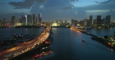 Miami City, Florida 'da gece vakti Amerikan otoyol köprüsünde trafik sıkışıktı. ABD ulaşım altyapısının üstünden görüntüle.