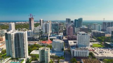 Fort Lauderdale, Florida, ABD şehir merkezi manzarası. Modern Amerikan şehrinde yüksek gökdelen binaları olan gökyüzü çizgisi.