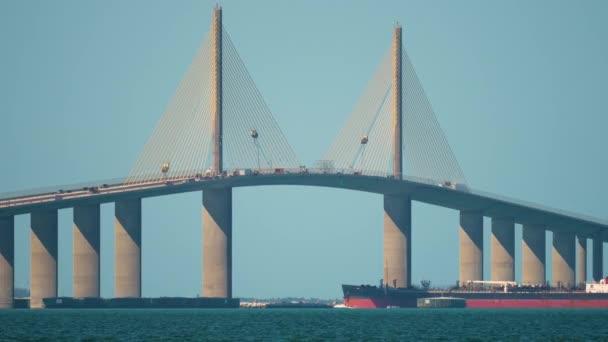 Sunshine Skyway Bridge Πάνω Από Tampa Bay Στη Φλόριντα Κίνηση — Αρχείο Βίντεο