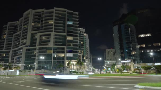 Tijdsverloop Van Het Verkeer Sarasota Stad Nachts Skyscraper Gebouwen Stedelijke — Stockvideo