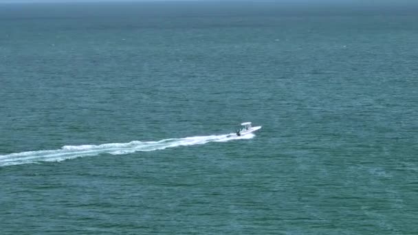 Widok Lotu Ptaka Motorówki Płynącej Szybko Falach Morskich Powierzchnią Falującą — Wideo stockowe