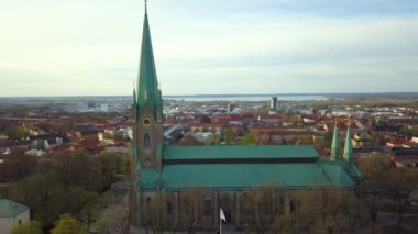 İsveç 'teki eski tarihi Linkoping şehrinin havadan görünüşü. İskandinav kasabasında Avrupa mimarisi.