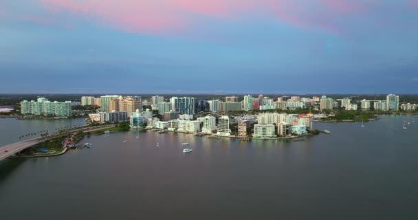 Flygfoto Över Sarasota Centrum Vid Solnedgången Med Ringling Bridge Och — Stockvideo