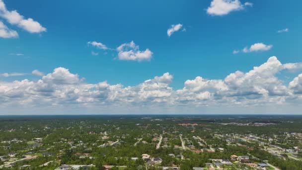 Luchtfoto Van Kleine Stad Amerika Voorstedelijk Landschap Met Blauwe Lucht — Stockvideo
