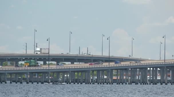 Barron Collier Bridge Und Gilchrist Bridge Florida Fließenden Verkehr Verkehrsinfrastruktur — Stockvideo