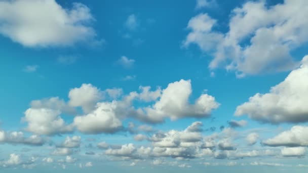Uçan Beyaz Bulutlu Mavi Gökyüzünün Parlak Manzarası Renkli Yaz Gökyüzü — Stok video