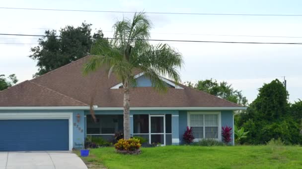佛罗里达州西南部的普通美国民房 屋顶上铺有沥青护板 车库大门宽阔 前院有绿色草坪 — 图库视频影像