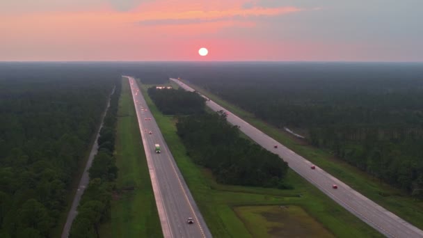 日落时 美国宽阔拥挤的公路上有许多驾驶汽车和卡车的高角度景观 州际交通系统的概念 — 图库视频影像