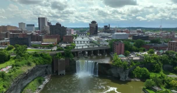 纽约罗切斯特市Genesee河的高瀑布 纽约州北部历史建筑东北城市天际线全景 — 图库视频影像