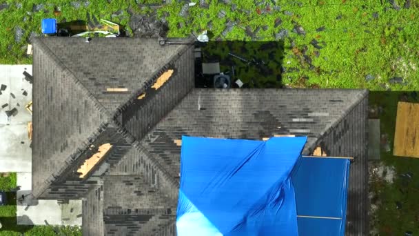 ハリケーンイアンは アスファルトの帯状疱疹の交換まで雨漏りに対する保護プラスチック製のタープで覆われた家の屋上を損傷した 自然災害の余波 — ストック動画