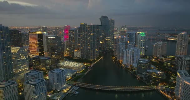 Miami Brickell Florida Usa Kvelden Luftbilde Det Sterkt Opplyste Amerikanske – stockvideo