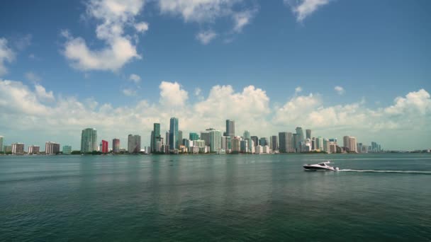 米国フロリダ州マイアミ ブリッケル ダウンタウン地区のコンクリートやガラスの高層ビルの前で豪華なヨットをセーリング 晴れた日のビジネス金融地区を持つアメリカのメガポリス — ストック動画
