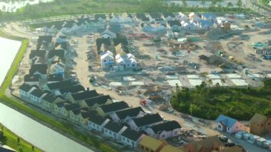 Yeni gelişmekte olan banliyö bölgesinde yapım aşamasındaki ahşap evlerin üst görüntüsü. Amerikan banliyölerinde konut geliştirme. ABD 'de emlak piyasası.