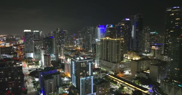 美国佛罗里达州迈阿密Brickell市区的城市夜景 现代美国大都市高楼大厦明亮明亮的天际线 — 图库视频影像
