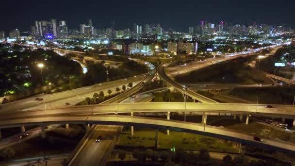 美国交通基础设施的概念 位于佛罗里达州迈阿密市的宽阔的公路交叉口 夜间开着快速驾驶的汽车 — 图库视频影像