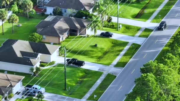 미국의 마을에서 자동차를 교통의 위에서 플로리다 조용한 지역에 주택과 — 비디오