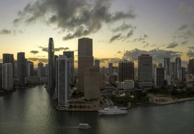 Miami Brickell 'in şehir merkezinin hava görüntüsü, Florida, ABD gün batımında. Modern Amerikan megapolis 'indeki yüksek ticari ve meskun gökdelen binaları.